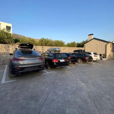 Donatella * Podstrana